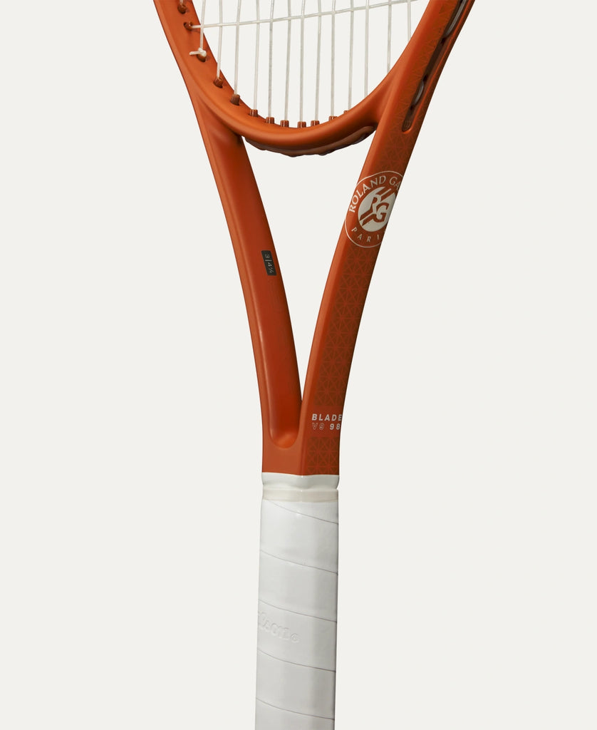 WILSON ROLAND GARROS BLADE 98 16x19 V9 TENNIS RACKET – Tads WILSON ROLAND GARROS BLADE 98 16x19 V9 TENNIS RACKET – Tads